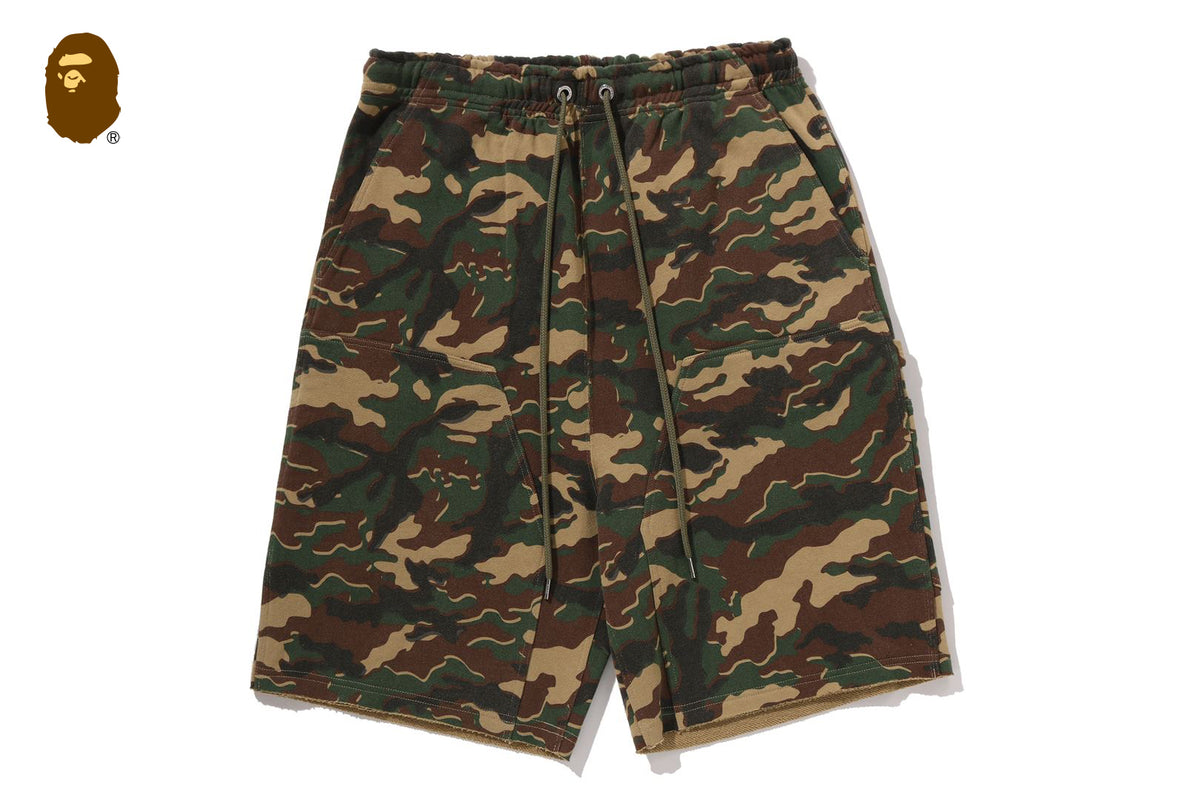 GLITCH WOODLAND CAMO DOUBLE KNEE RELAXED FIT SWEAT SHORTS | bape.com