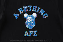 【 BAPE X MEDICOM TOY 】BE@RBRICK CAMO BE@R COLLEGE TEE