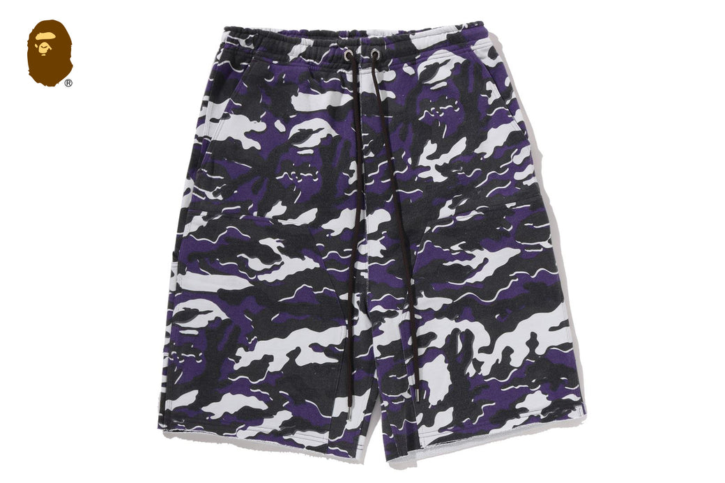 GLITCH WOODLAND CAMO DOUBLE KNEE RELAXED FIT SWEAT SHORTS | bape.com