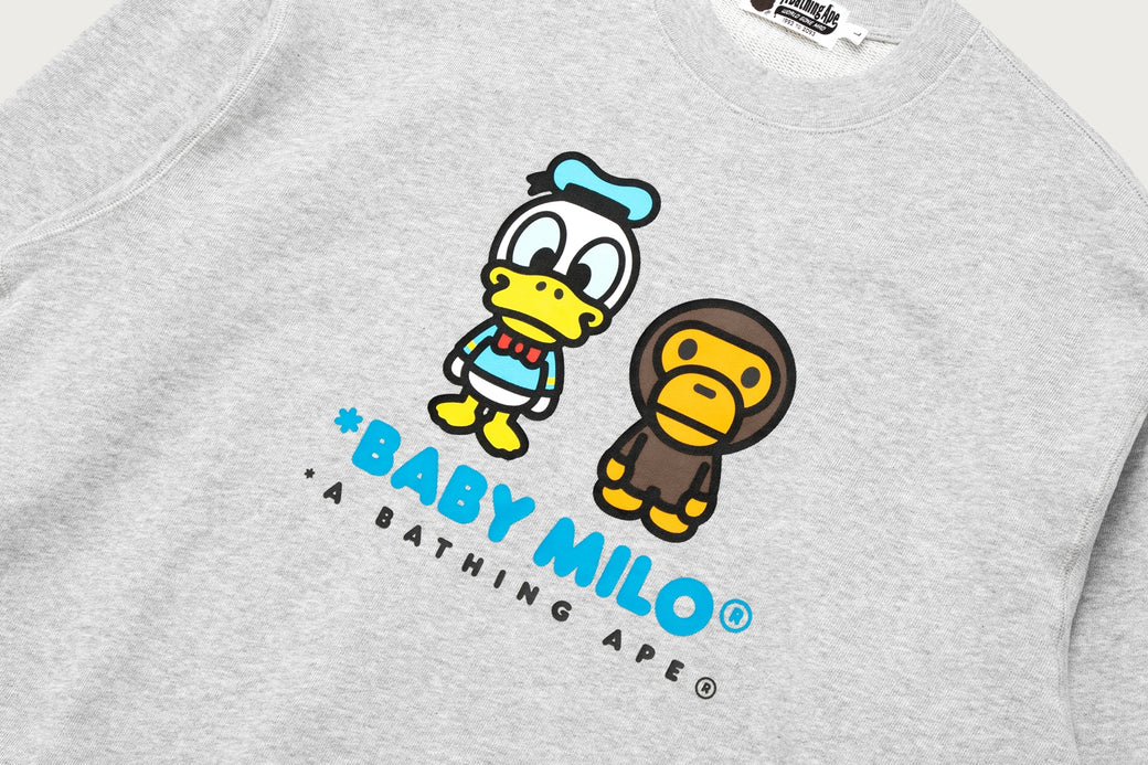 BAPE X DISNEY 】DONALD DUCK BABY MILO RELAXED FIT CREWNECK | bape.com