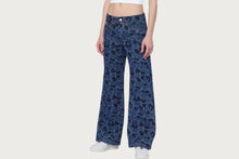 APEE CAMO EMBOSSED CAMO DENIM PANTS