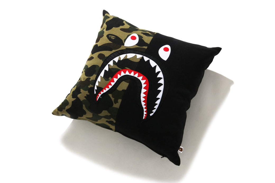 1ST CAMO SHARK SQUARE CUSHION M ブラック段ボールの中に眠っています