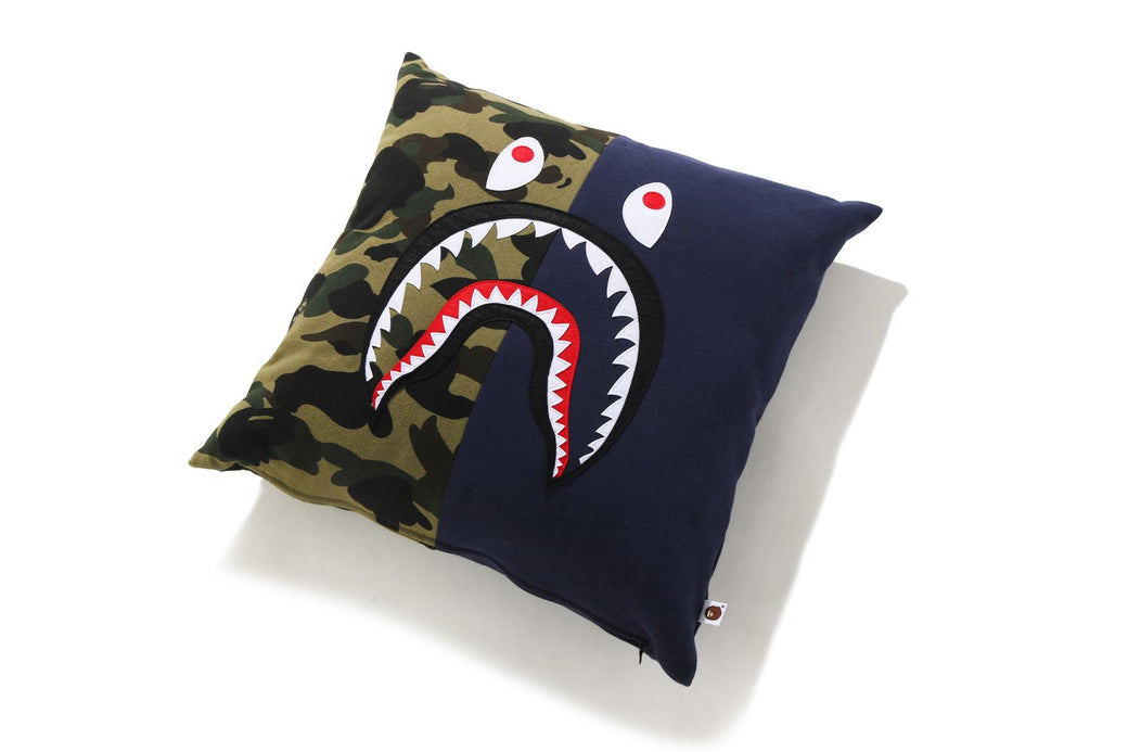 1ST CAMO SHARK SQUARE CUSHION M ブラック段ボールの中に眠っています